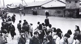 ▲1970년대 당시 노동자들이 구로공단 일터로 향하고 있다. 