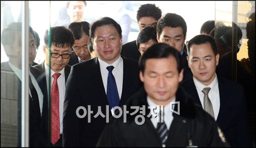[포토]법원으로 들어서는 최태원 회장