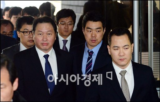 [포토]굳은 표정으로 들어서는 최태원 회장