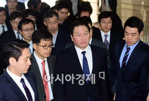 [포토]담담한 표정으로 법원 들어선 최태원 회장