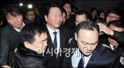 [포토]호위 속에 법정 들어선 최태원 회장