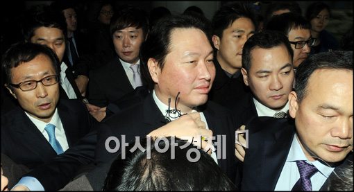 [포토]아무 대답 없이 법정으로 향하는 최태원 회장