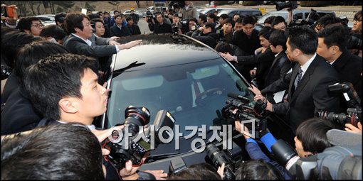 [포토]취재진에 둘러싸인 최재원 부회장