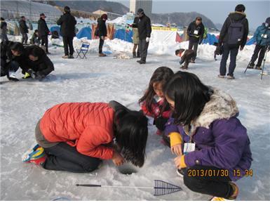 코레일 고객대표 결산 워크숍 참가자들이 ‘평창 송어축제’ 행사장에서 낚시를 하고 있다. 