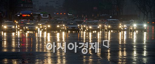 [포토]빗길 전조등 점등