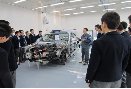 부산자동차고 학생들이 자동차기술연구소 신연수동 메카니즘 실습장에서 메카니즘 구조에 대해 교육을 받고 있다.
