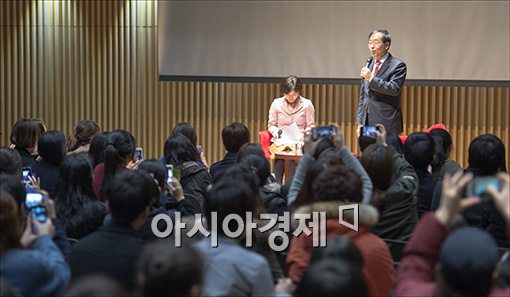 [포토]아르바이트 대학생 격러하는 박원순 시장