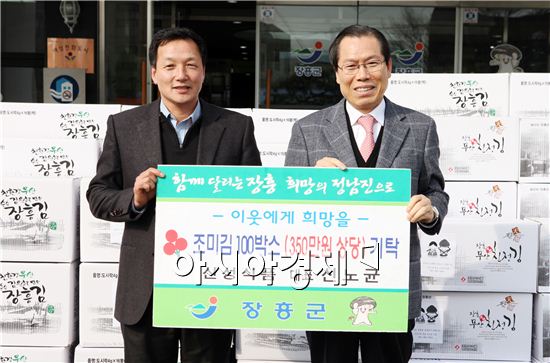 이명흠 장흥군수(오른쪽)와 신노균 신성식품 대표가 기념촬영을 하고 있다.
