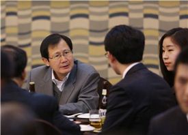 박찬구 금호석유화학 회장이 1일 서울로얄호텔에서 진행된 '2013년 상반기 신입사원 환영오찬’ 행사에서 신입사원과 담소를 나누고 있다.

