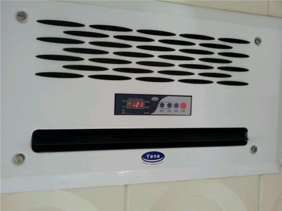 판교 화랑공원 화장실내 실내 온도가 섭씨 20도를 가르킬 정도로 히터가 펑펑 쏟아지고 있다.