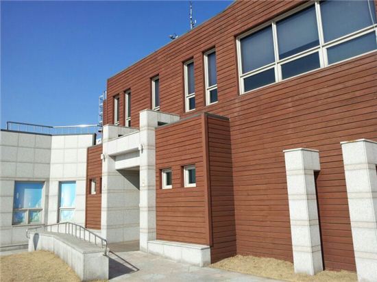 판교 화랑공원 관리사무소 건물.이 건물 1층에 남녀 화장실이 있는데 이용자가 거의 없는데도 히터가 켜져 눈살을 찌뿌리게 했다.
