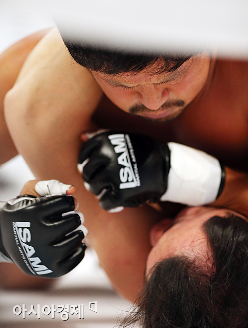 [포토] 타키가와 료와 경기 치르는 윤동식