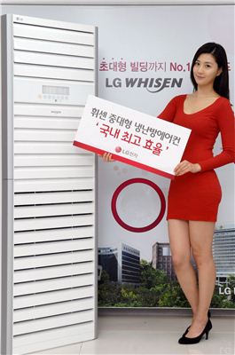 LG전자 모델이 국내 최고 에너지효율 4.85를 기록한 5.2kW급 중대형 냉난방에어컨(모델명: LPW0523VP)을 을 소개하고 있다.  

