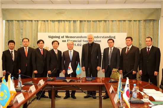 김석동 금융위원장(사진 왼쪽에서 다섯번째)과 그리고리 마르첸코 카자흐스탄 중앙은행 총재(왼쪽에서 여섯번째)가 금융감독협력 MOU 체결 후 관계자들과 기념촬영을 하고 있다. 