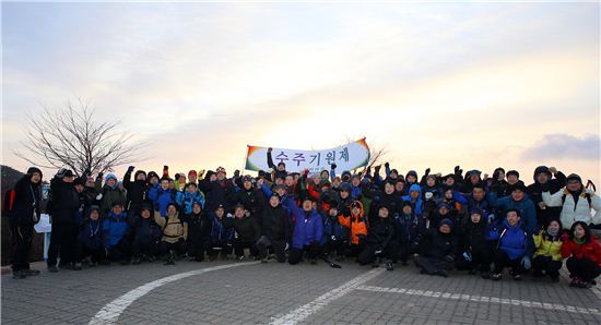 신동아건설 임직원들이 김포시 소재 문수산을 찾아 '2013년 경영목표 달성 수주기원제'를 올리고 수주의지를 다지고 있다.