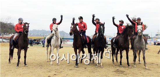 [포토]달리기도 하고 승마도 체험~기쁨 두배