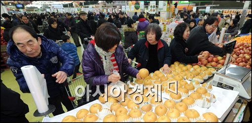 [포토]과일 사는 시민들