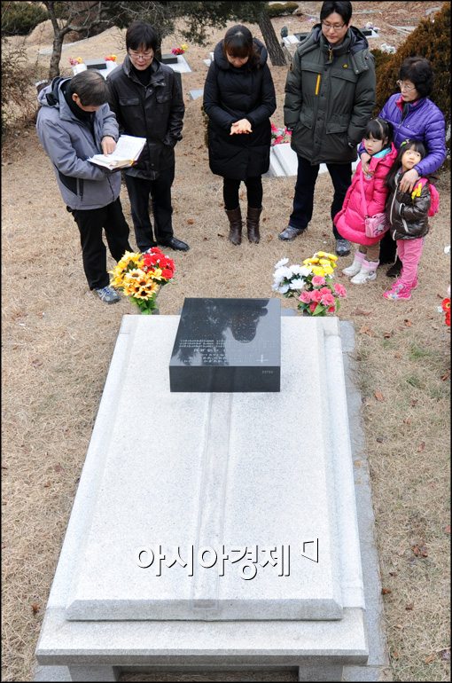 [포토]미리 성묘하는 성묘객들