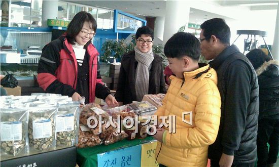 전라남도 주관으로 도청 유선도홀에서 지난달 29일부터 31일까지 열린 ‘정보화마을 설맞이 특판행사’에 참여한 강진 정보화마을 주민들이 직접 생산해 재배한 농특산물을 판매하고 있다.