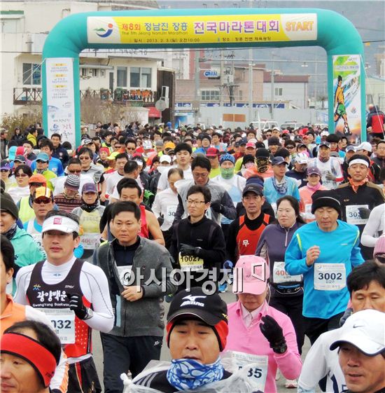 제8회 정남진 장흥 전국마라톤대회가 3일 장흥 탐진강변에서 전국 마라토너들과 장흥군민등 6000여명이 참석한 가운데 열렸다. 참가한 마라토너들이 힘차게 달리고 있다. 노해섭 기자 nogary@