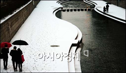 [포토]눈 내린 청계천 걷는 시민들