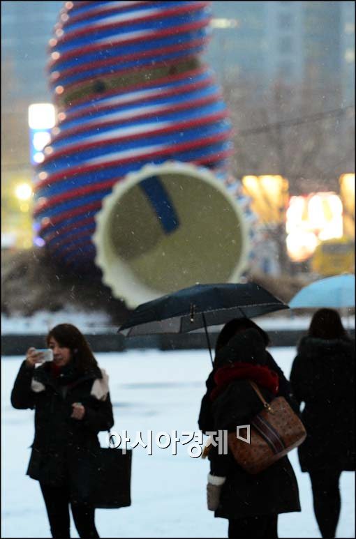 [포토]눈 내리는 청계광장