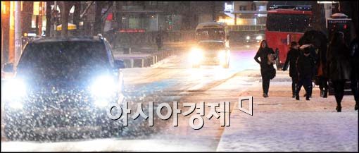 '눈 폭탄'에 출근 대란.. 서울 도로 7곳 통제