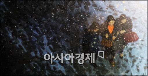 [포토]눈길 걷는 시민들