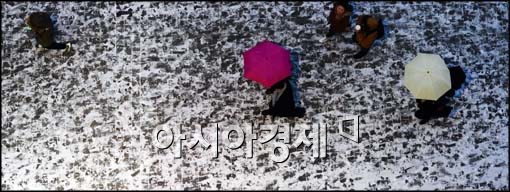 [포토]서울 눈 길 걷는 시민들