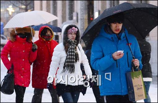 [포토]눈 내리는 서울, 우산 쓴 시민들