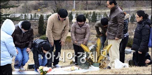 [포토]가족들과 함께 하는 성묘