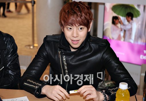 [포토]'스피드' 태운, 제 사인도 받아가세요~