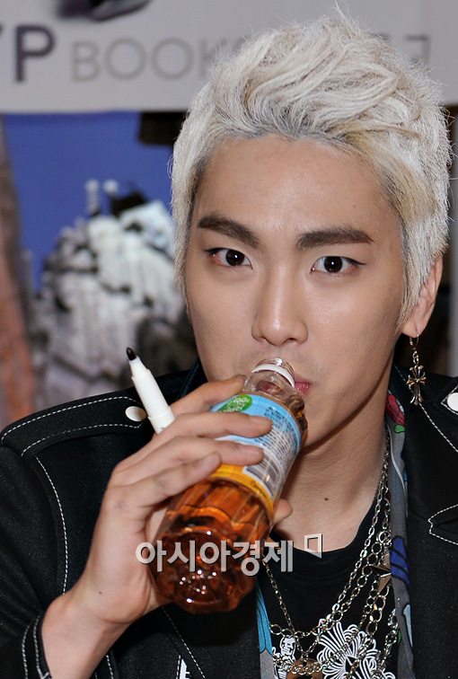 [포토]'스피드' 세준, 데뷔 첫 팬사인회~ 목이 타네