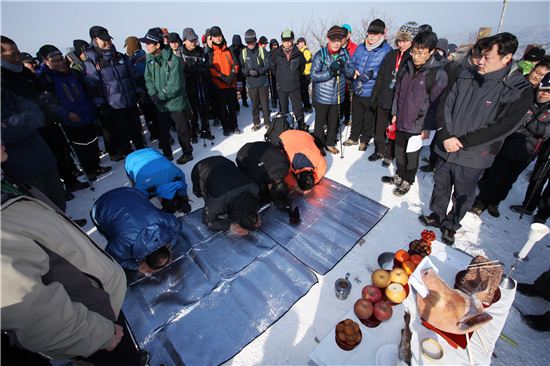 쌍용건설 임직원 500명은 지난 1월 5일 남양주시 예봉산에서 수주기원제를 올렸다. 사진은 수주 목표 달성과 무재해를 기원하는 기원제 모습.