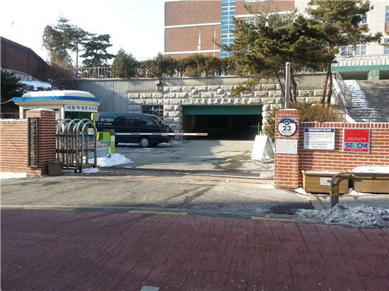 독립문초등학교 부설 주차장 