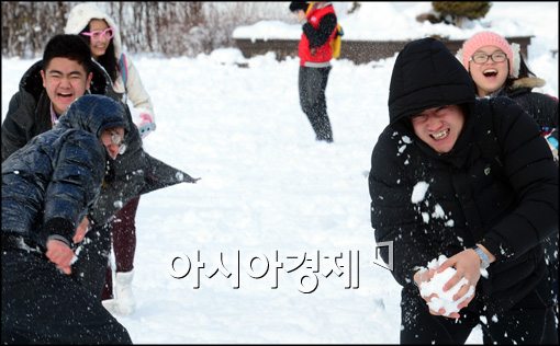 [포토]눈싸움 즐기는 외국인 관광객들