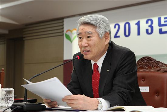 안택수 신보 이사장이 4일 열린 전국본부점장회의에 참석해 발언을 하고 있다.