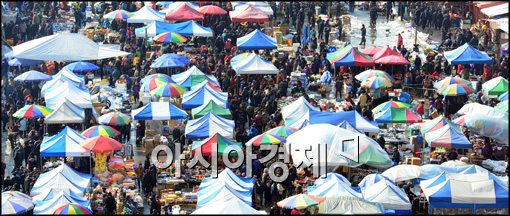 [포토]설 연휴 앞두고 모란시장 북새통