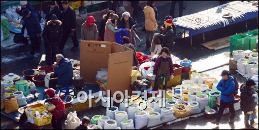 [포토]모란시장에 장보러 나온 시민들