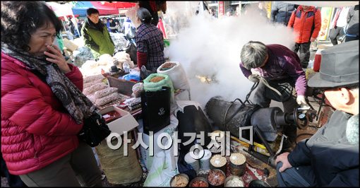 [포토]뻥튀기 소리에 놀란 시민