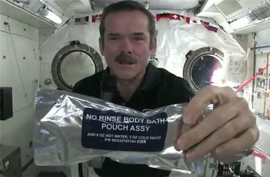 우주 비행사의 손씻기…물 덩어리로 '쓱쓱'