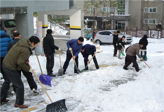 [포토]마포구청 직원들 제설작업 땀흘려 