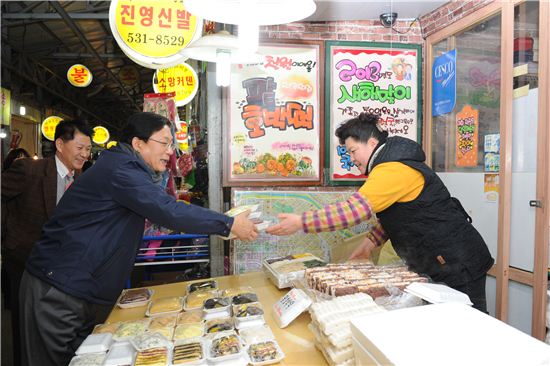 [포토] "올 설에 시장서 온누리상품권 많이 사용해주세요"