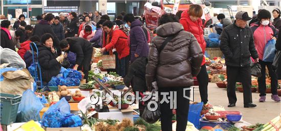 [포토]설 앞둔 5일시장  북새통 