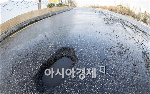 도로 위 암초 '포트홀'… 서울시내 매년 7만7000건 발생