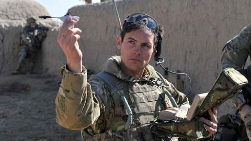아프가니스탄에서 나노드론 ' 검은 말벌'을 사용중인 영국군 병사