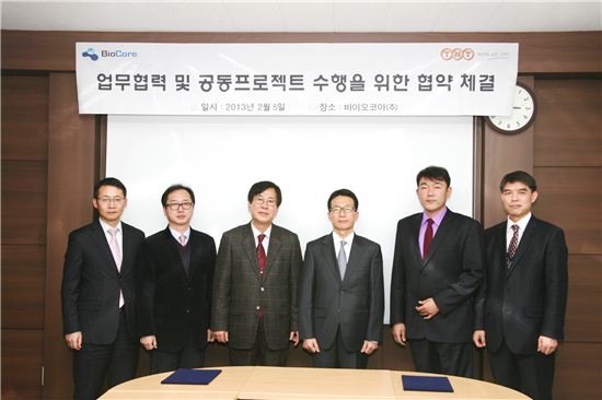 TNT코리아와 바이오코아㈜는 업무 협약식을 가졌다. 오른쪽 세번째가 TNT코리아 김종철 대표이사이며 오른쪽 네번째가 최형식 바이오코아(주) 대표다.

