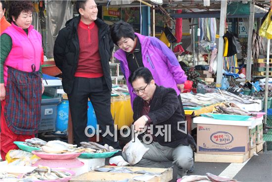 노희용 동구청장이 남광주 시장을 방문, 제수용품을 구입하고 있다.