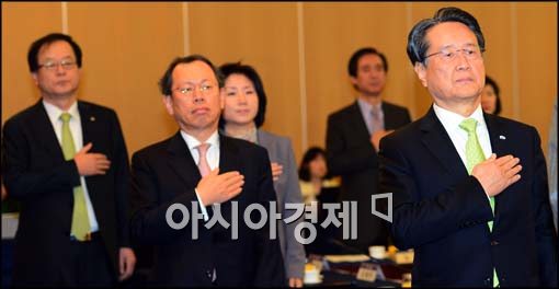 [포토]국민의례하는 유장희 위원장