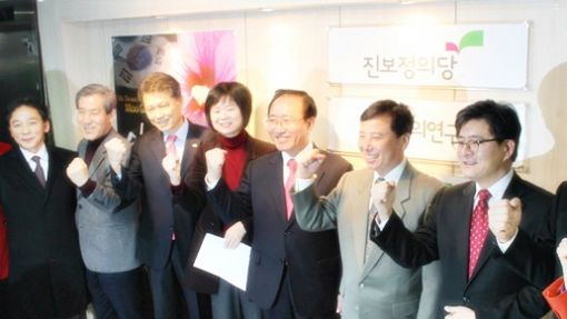 노회찬.조준호 공동대표 등이 주먹을 쥐며 새 출발을 결의하고 있다.<사진제공=진보정의당>